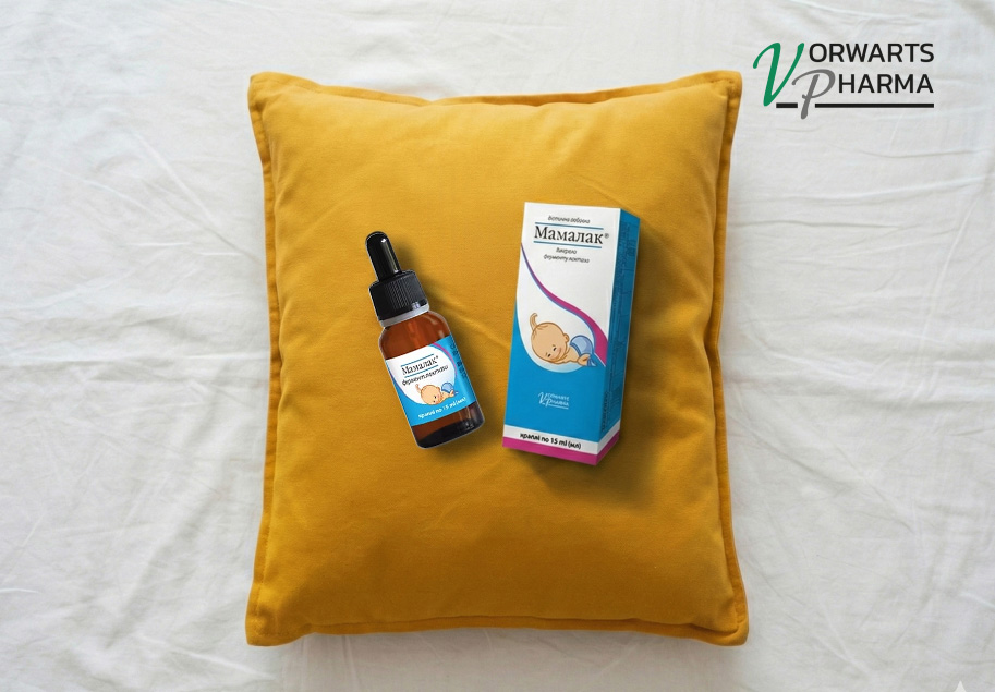 Мама нежно держит младенца на руках